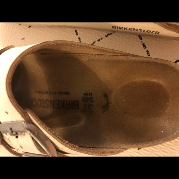 Birkenstock’s white leather slides - Picture 6 of 10